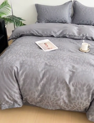 91家纺网 家纺一手货源 找家纺 品乐家纺 2024新款100支长绒棉提花宽边四件套 音色帝灰