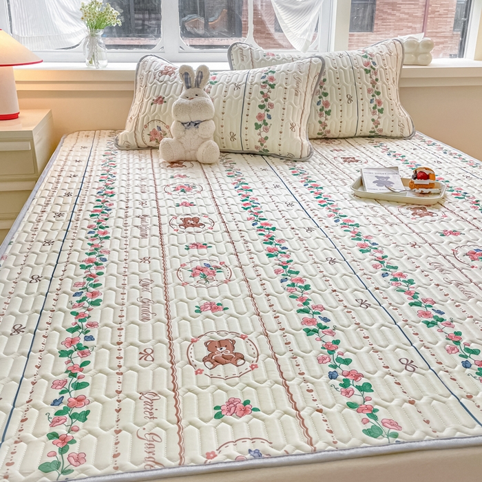 91家纺网 家纺一手货源 找家纺 柒月家居 2024新款贴身舒适厚度0.5小清新乳胶凉席花环小熊