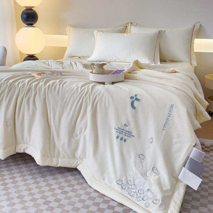 91家纺网 家纺一手货源 找家纺 优姿家纺 2024新款提花泡泡棉刺绣大豆抗菌夏被 米色