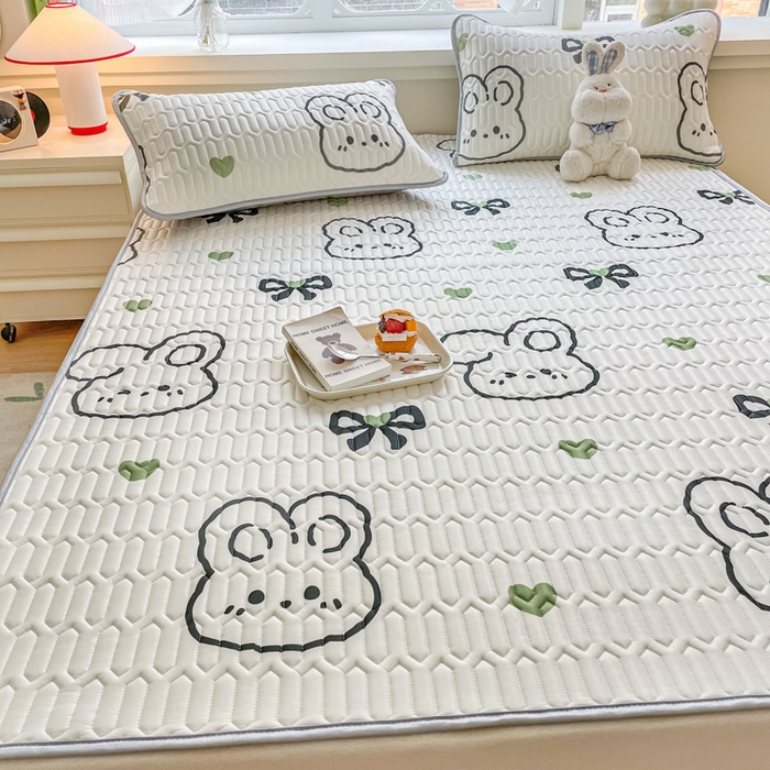 91家纺网 家纺一手货源 找家纺 柒月家居 2024新款贴身舒适厚度0.5小清新乳胶凉席 蝴蝶结兔