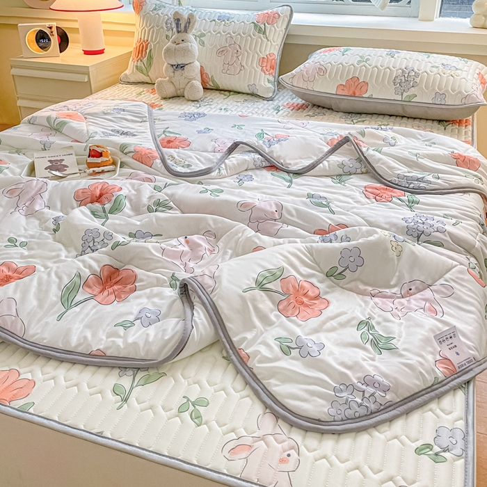 91家纺网 家纺一手货源 找家纺 柒月家居 2024新款贴身舒适厚度0.5小清新乳胶凉席 花园兔