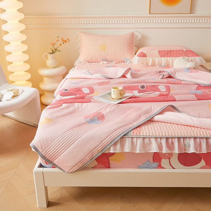 91家纺网 家纺一手货源 找家纺 伊人坊 2024新款冰丝凉感丝夏被 草莓熊