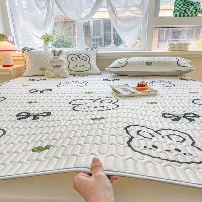 91家纺网 家纺一手货源 找家纺 柒月家居 2024新款贴身舒适厚度0.5小清新乳胶凉席 蝴蝶结兔