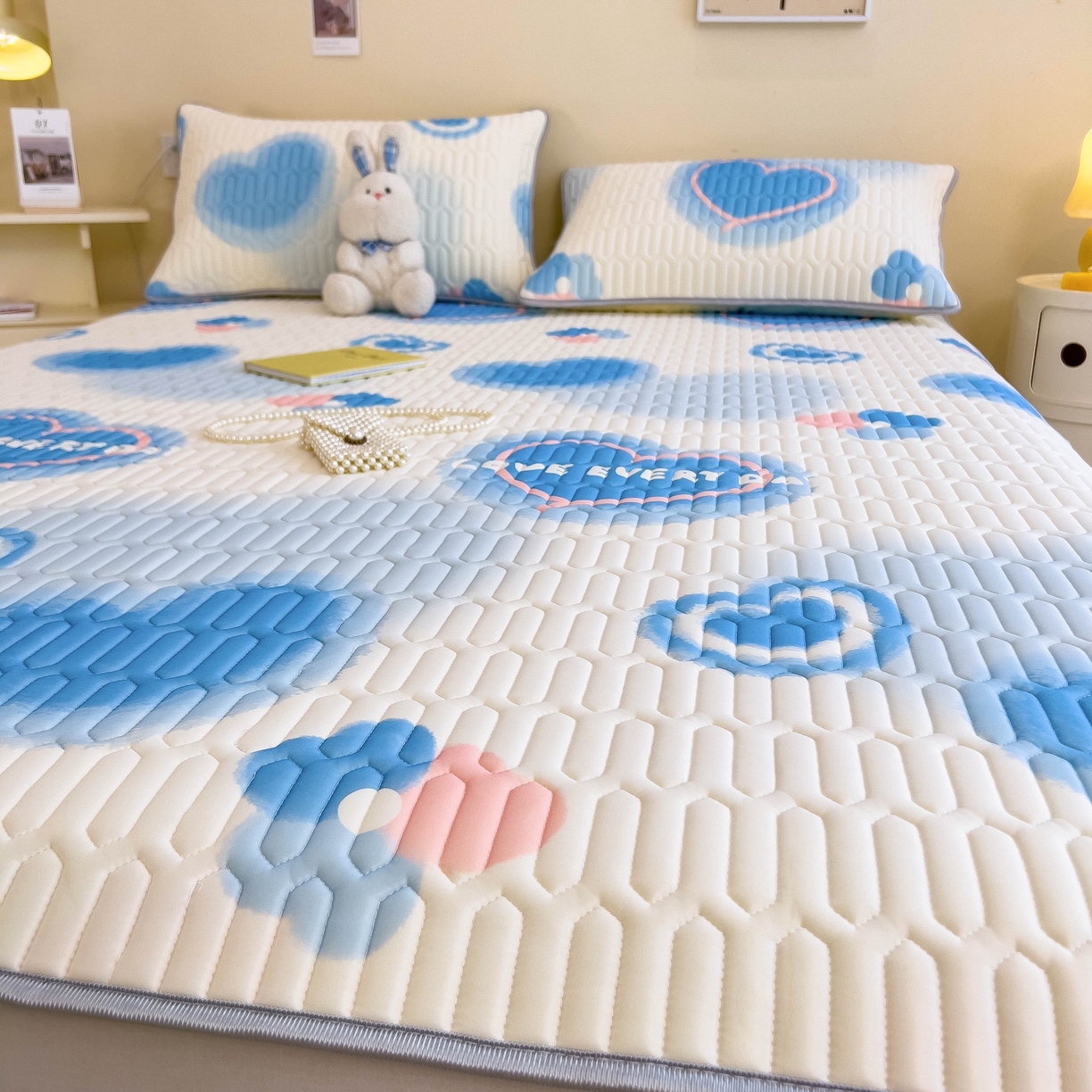 91家纺网 家纺一手货源 找家纺 希廷顿 2024新款加厚凉感丝乳胶凉席三件套 心相印