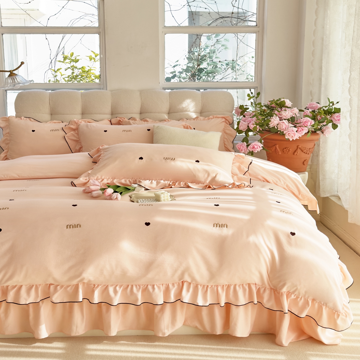 91家纺网 家纺一手货源 找家纺 梦可莱 2024新款亲肤刺绣荷叶边四件套-心灵迷恋 奶油粉