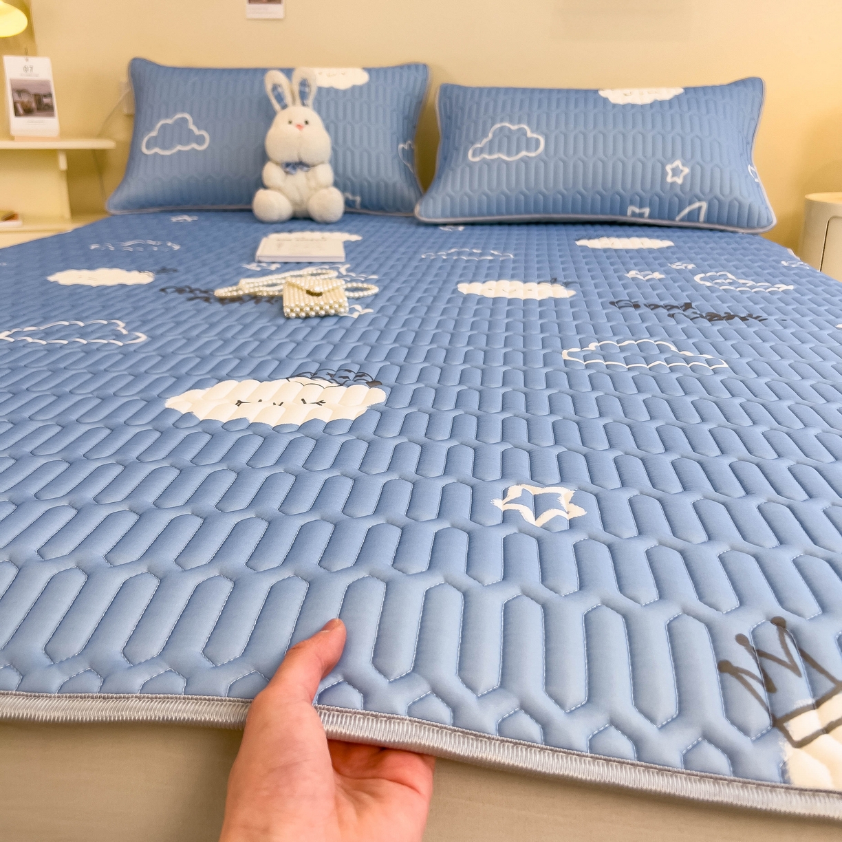 91家纺网 家纺一手货源 找家纺 希廷顿 2024新款加厚凉感丝乳胶凉席三件套 云之恋