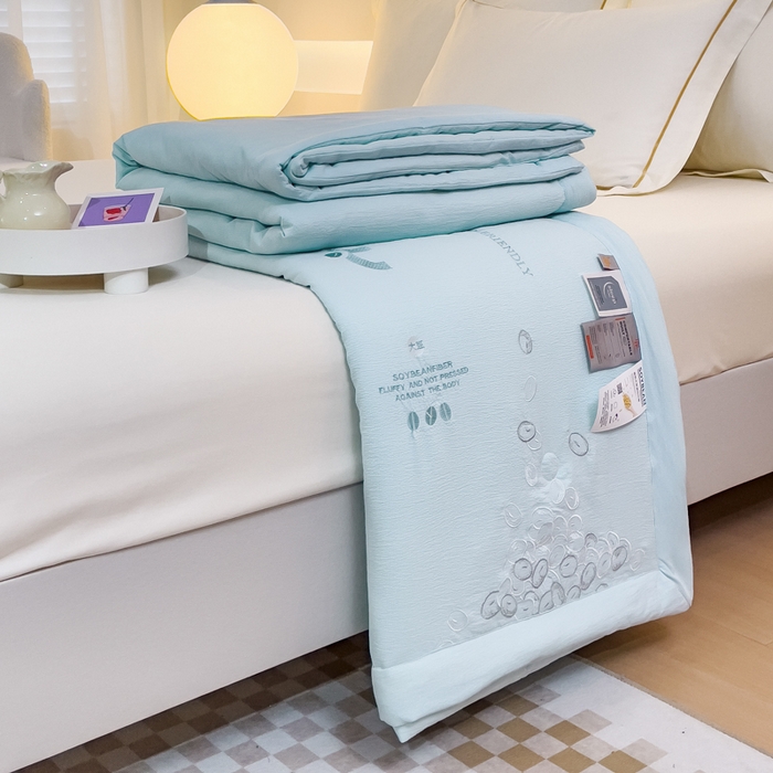 91家纺网 家纺一手货源 找家纺 优姿家纺 2024新款提花泡泡棉刺绣大豆抗菌夏被 天空蓝