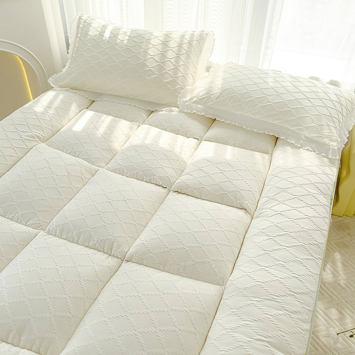 91家纺网 家纺一手货源 找家纺 默忆 2025新款泡泡纱提花绗缝活性印染羽丝棉床笠床垫款 白