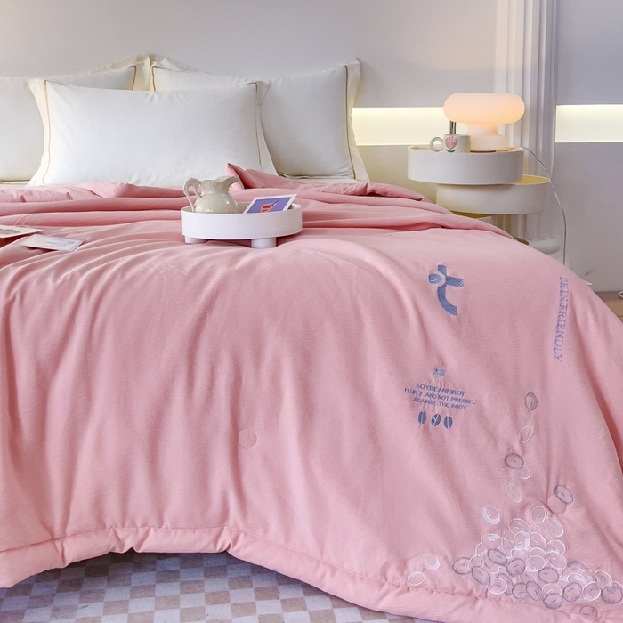 91家纺网 家纺一手货源 找家纺 优姿家纺 2024新款提花泡泡棉刺绣大豆抗菌夏被 豆沙