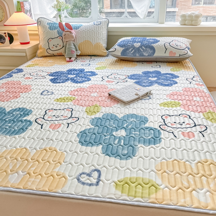 91家纺网 家纺一手货源 找家纺 柒月家居 2024新款贴身舒适厚度0.5小清新乳胶凉席花园小熊