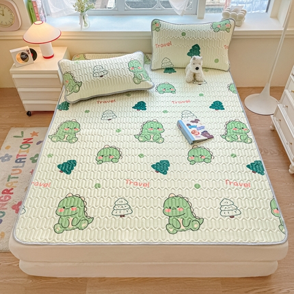 91家纺网 家纺一手货源 找家纺 柒月家居 2024新款贴身舒适厚度0.5小清新乳胶凉席 森林恐龙