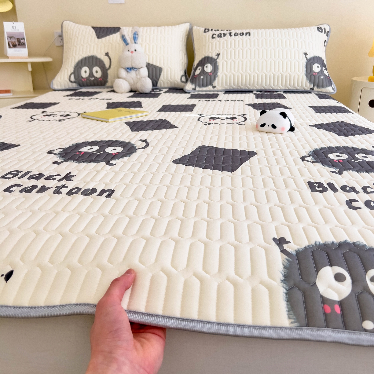 91家纺网 家纺一手货源 找家纺 希廷顿 2024新款加厚凉感丝乳胶凉席三件套 小煤球