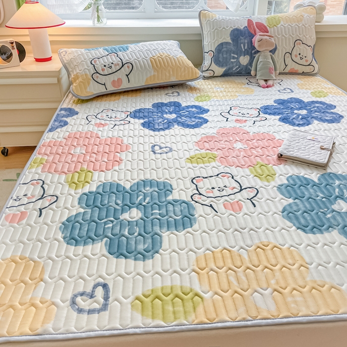 91家纺网 家纺一手货源 找家纺 柒月家居 2024新款贴身舒适厚度0.5小清新乳胶凉席花园小熊