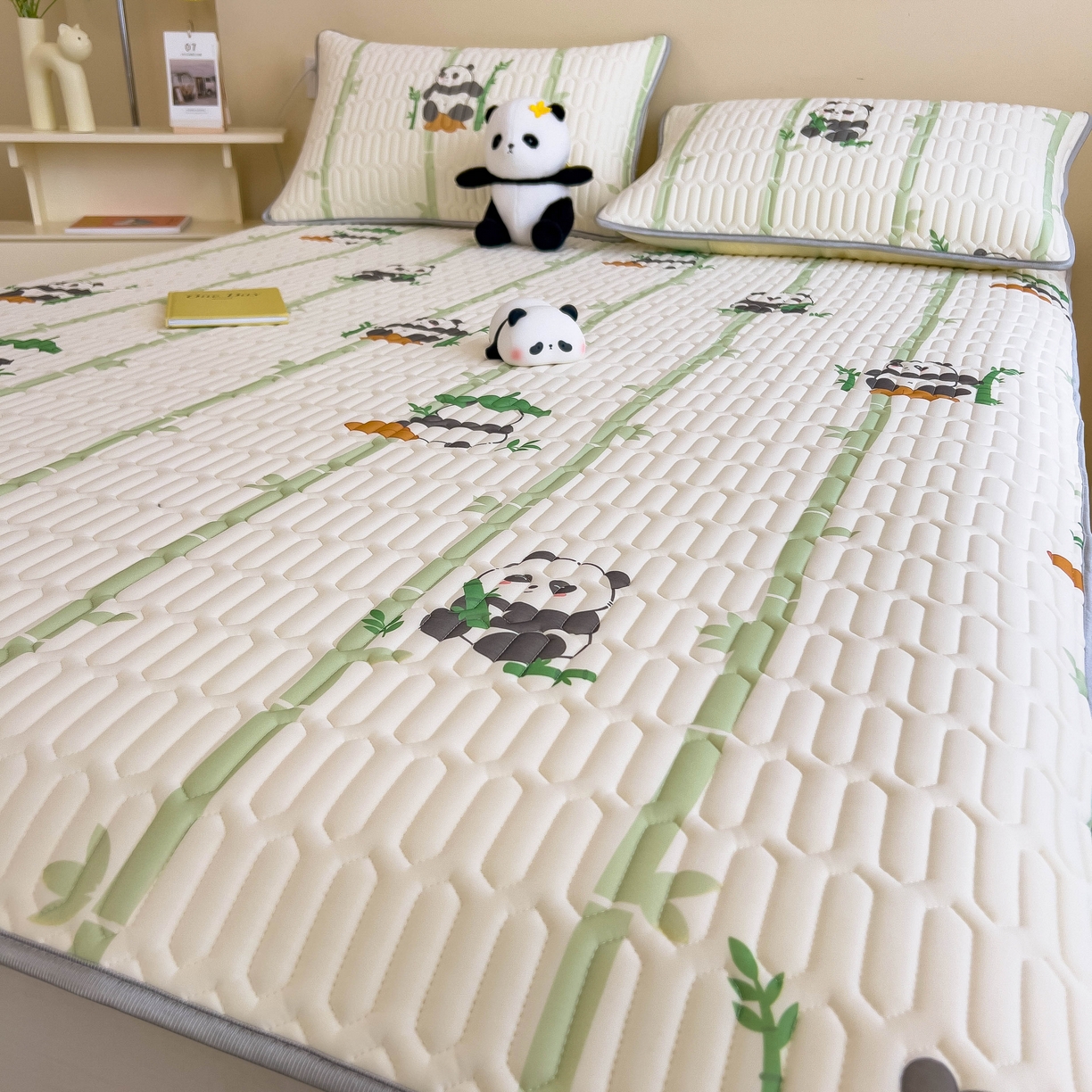 91家纺网 家纺一手货源 找家纺 希廷顿 2024新款加厚凉感丝乳胶凉席三件套 熊猫攀竹