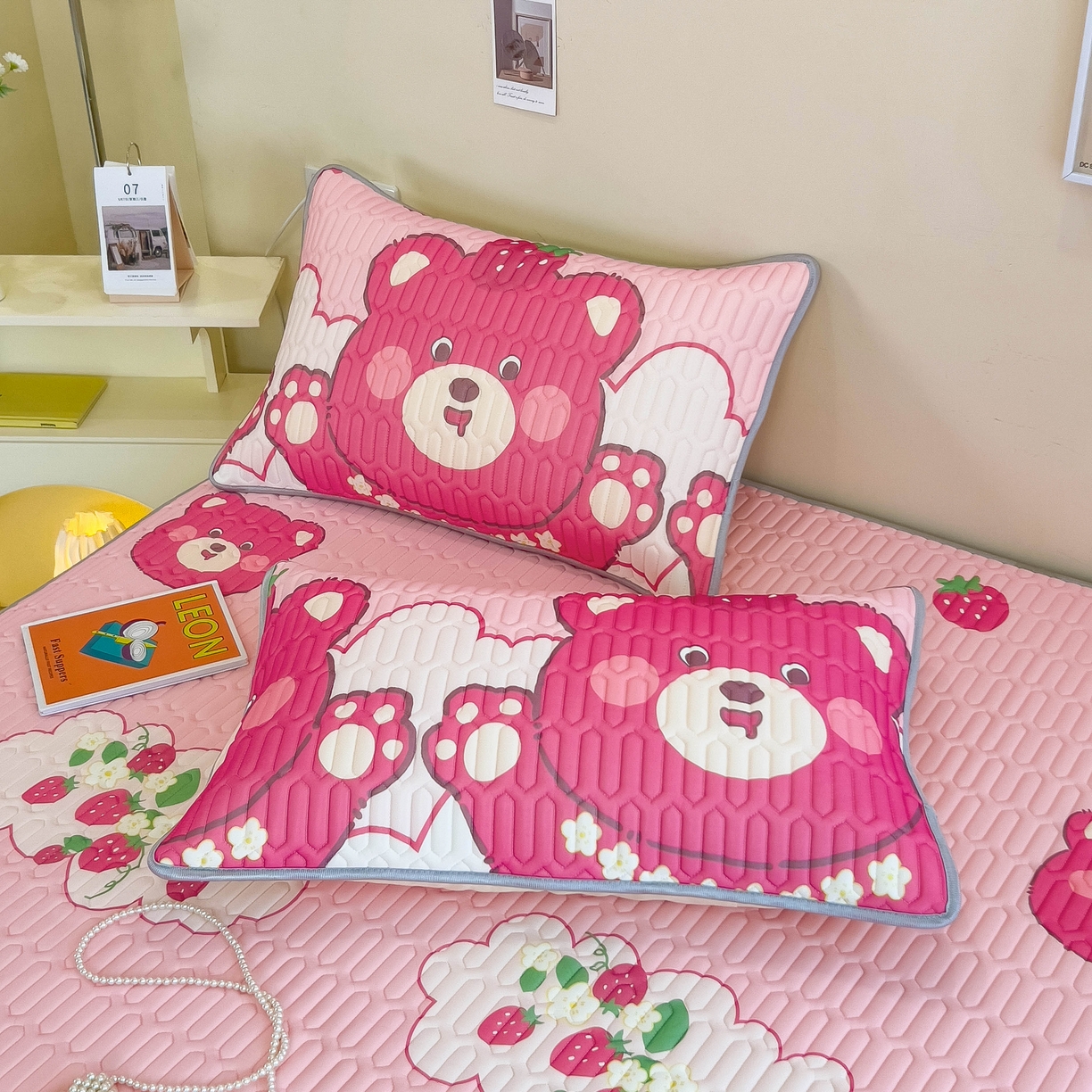 91家纺网 家纺一手货源 找家纺 希廷顿 2024新款加厚凉感丝乳胶凉席三件套 草莓熊