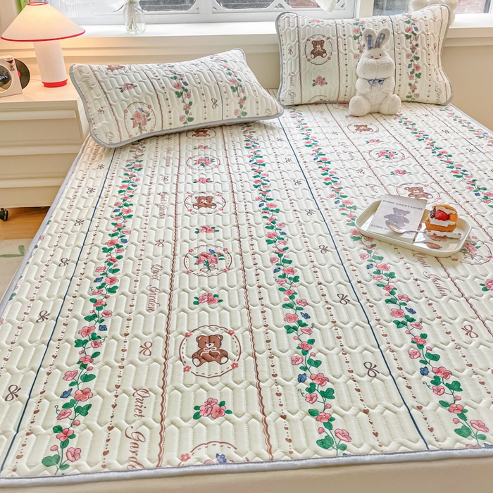 91家纺网 家纺一手货源 找家纺 柒月家居 2024新款贴身舒适厚度0.5小清新乳胶凉席花环小熊