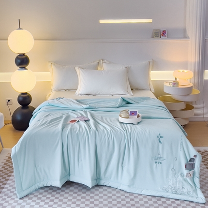 91家纺网 家纺一手货源 找家纺 优姿家纺 2024新款提花泡泡棉刺绣大豆抗菌夏被 天空蓝