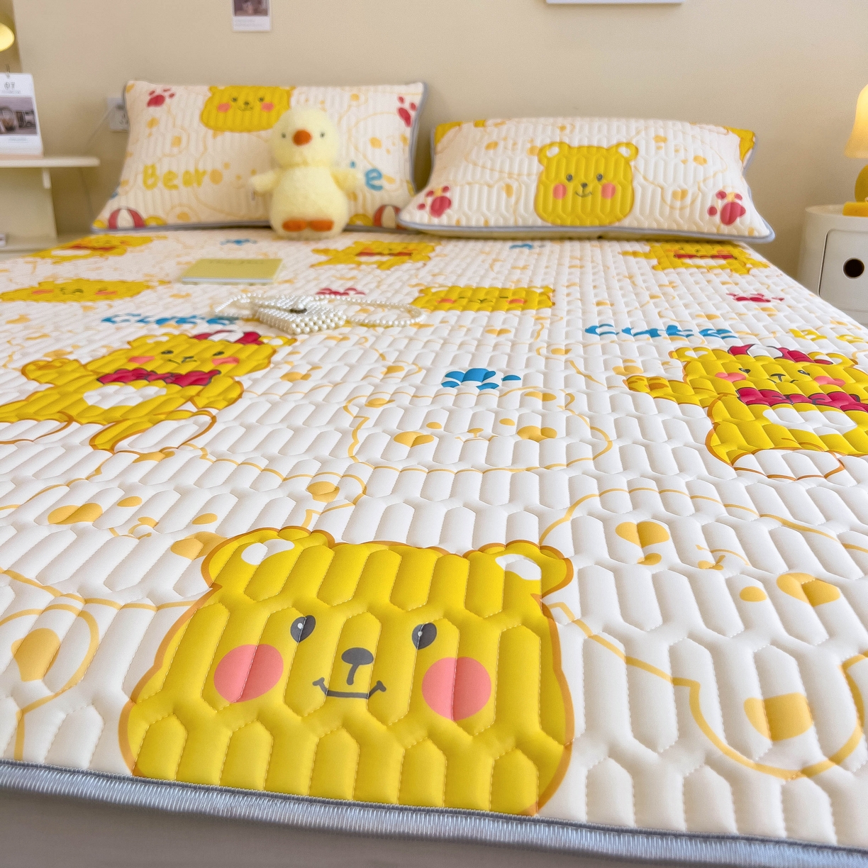 91家纺网 家纺一手货源 找家纺 希廷顿 2024新款加厚凉感丝乳胶凉席三件套 可爱熊