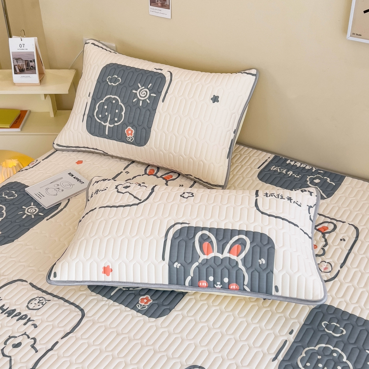 91家纺网 家纺一手货源 找家纺 希廷顿 2024新款加厚凉感丝乳胶凉席三件套 萝卜兔