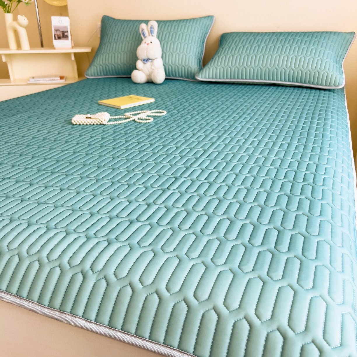 91家纺网 家纺一手货源 找家纺 希廷顿 2024新款加厚凉感丝乳胶凉席三件套 墨绿色