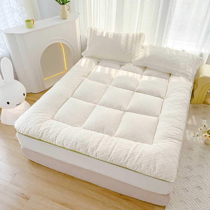 91家纺网 家纺一手货源 找家纺 默忆 2025新款泡泡纱提花绗缝活性印染羽丝棉床笠床垫款 白