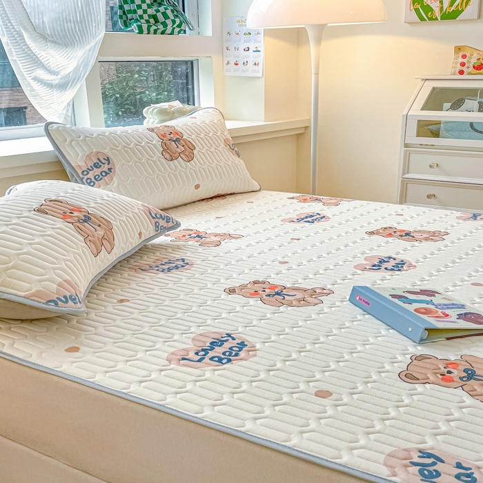 91家纺网 家纺一手货源 找家纺 柒月家居 2024新款贴身舒适厚度0.5小清新乳胶凉席 咖啡小熊