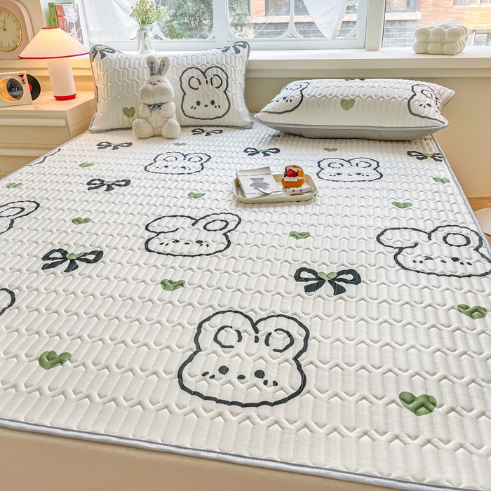 91家纺网 家纺一手货源 找家纺 柒月家居 2024新款贴身舒适厚度0.5小清新乳胶凉席 蝴蝶结兔