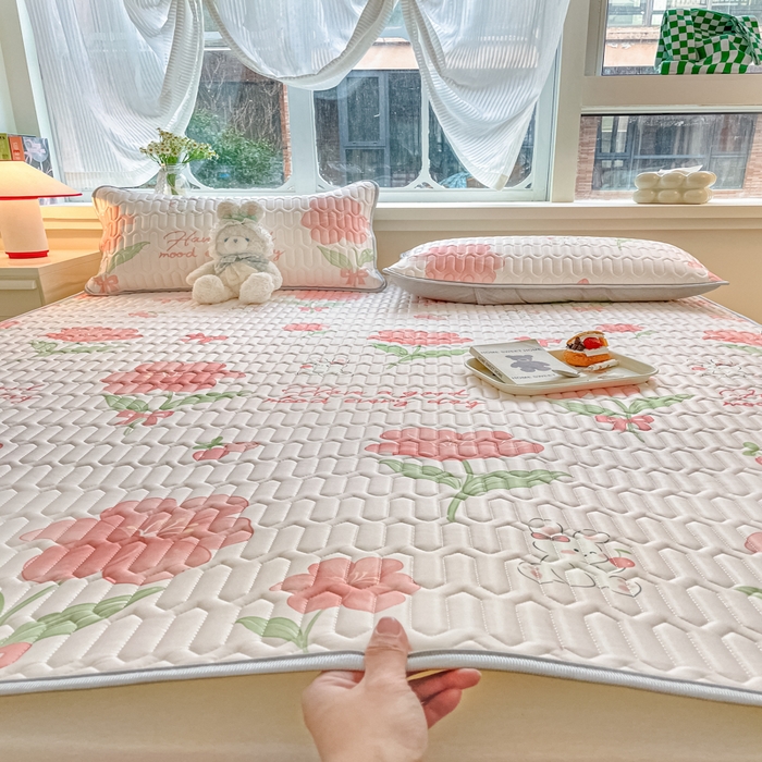 91家纺网 家纺一手货源 找家纺 柒月家居 2024新款贴身舒适厚度0.5小清新乳胶凉席 粉黛