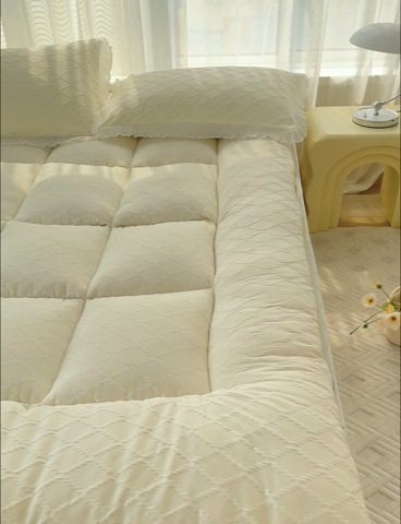 91家纺网 家纺一手货源 找家纺 默忆 2025新款泡泡纱提花绗缝活性印染羽丝棉床笠床垫款 白