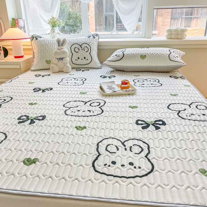 91家纺网 家纺一手货源 找家纺 柒月家居 2024新款贴身舒适厚度0.5小清新乳胶凉席 蝴蝶结兔