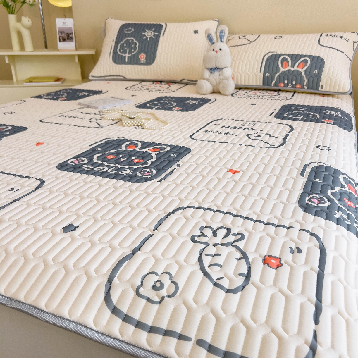 91家纺网 家纺一手货源 找家纺 希廷顿 2024新款加厚凉感丝乳胶凉席三件套 萝卜兔