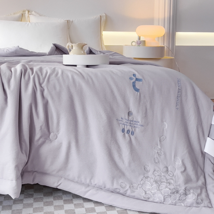 91家纺网 家纺一手货源 找家纺 优姿家纺 2024新款提花泡泡棉刺绣大豆抗菌夏被 高级灰