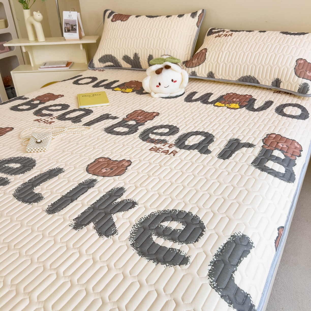 91家纺网 家纺一手货源 找家纺 希廷顿 2024新款加厚凉感丝乳胶凉席三件套 Luck熊