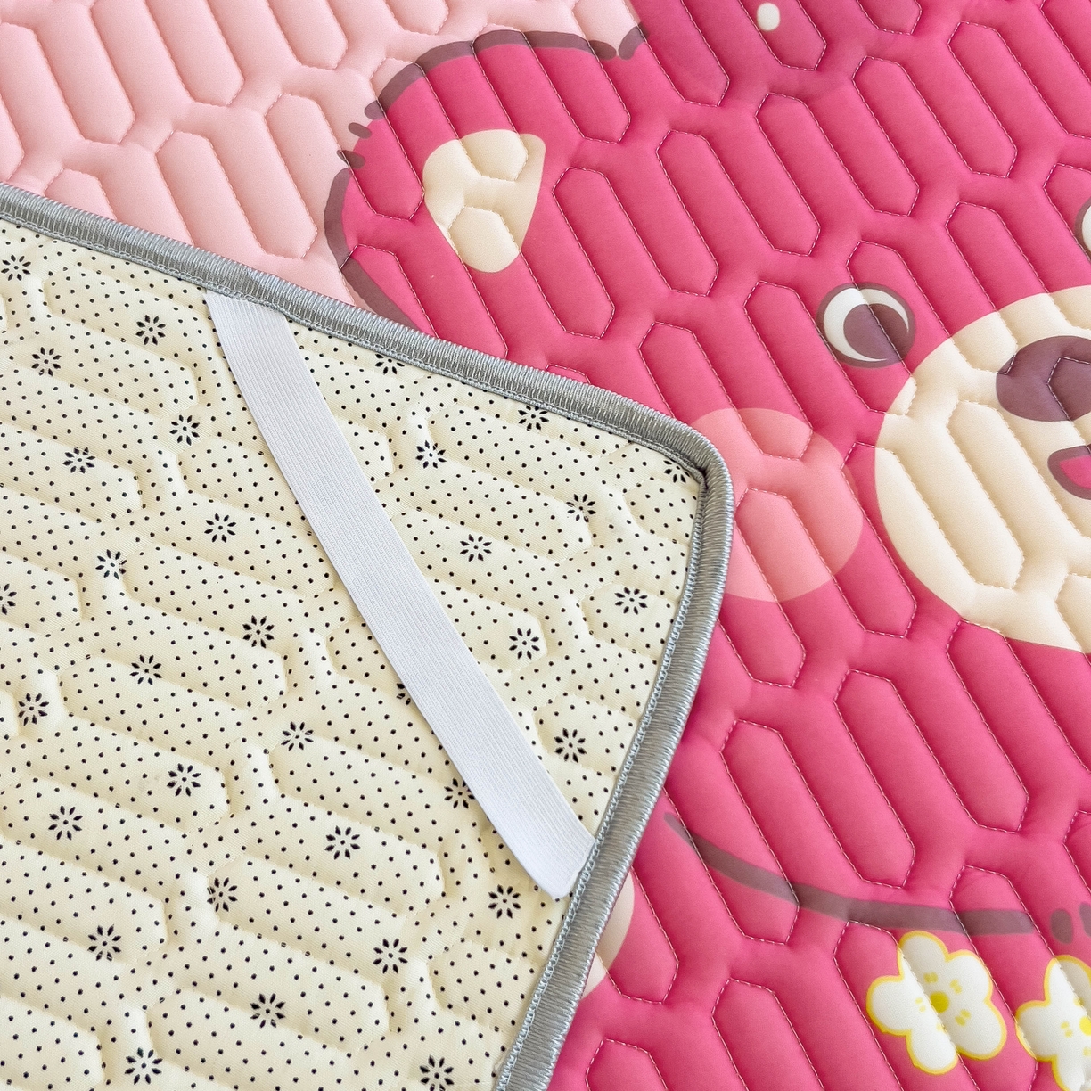 91家纺网 家纺一手货源 找家纺 希廷顿 2024新款加厚凉感丝乳胶凉席三件套 草莓熊