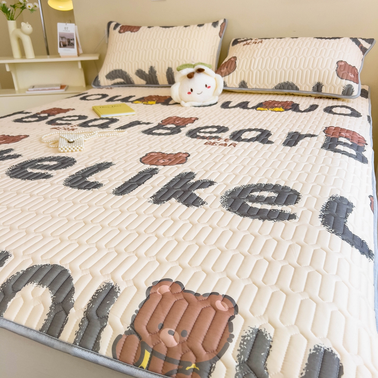 91家纺网 家纺一手货源 找家纺 希廷顿 2024新款加厚凉感丝乳胶凉席三件套 Luck熊