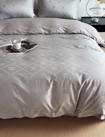 91家纺网 家纺一手货源 找家纺 品乐家纺 2024新款100支长绒棉提花宽边四件套 音色山灰