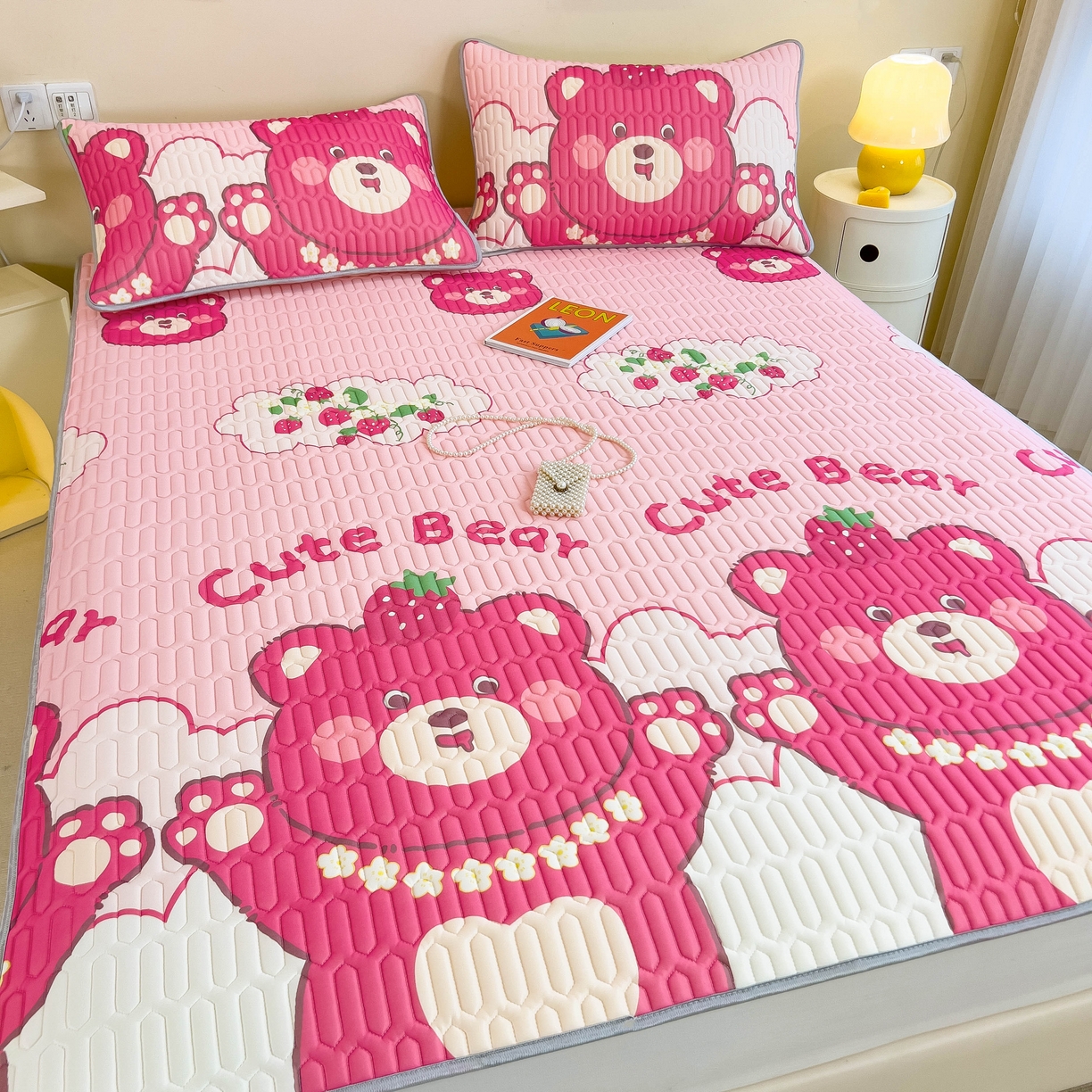 91家纺网 家纺一手货源 找家纺 希廷顿 2024新款加厚凉感丝乳胶凉席三件套 草莓熊