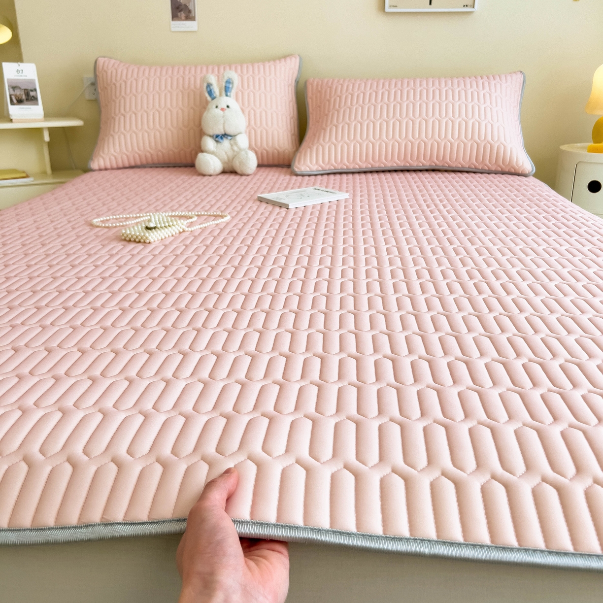 91家纺网 家纺一手货源 找家纺 希廷顿 2024新款加厚凉感丝乳胶凉席三件套 粉玉色