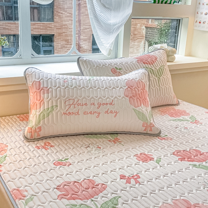 91家纺网 家纺一手货源 找家纺 柒月家居 2024新款贴身舒适厚度0.5小清新乳胶凉席 粉黛