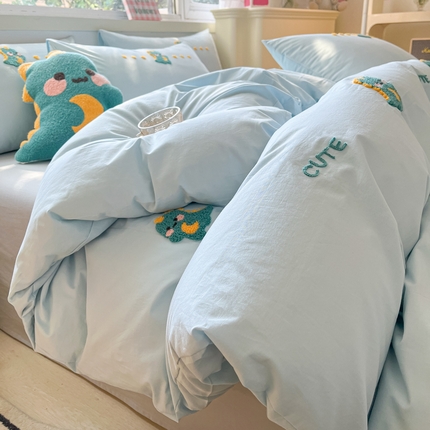 91家纺网 家纺一手货源 找家纺 寐居家纺 2024新款全棉水洗棉毛巾绣色织四件套 萌宠恐龙-蓝