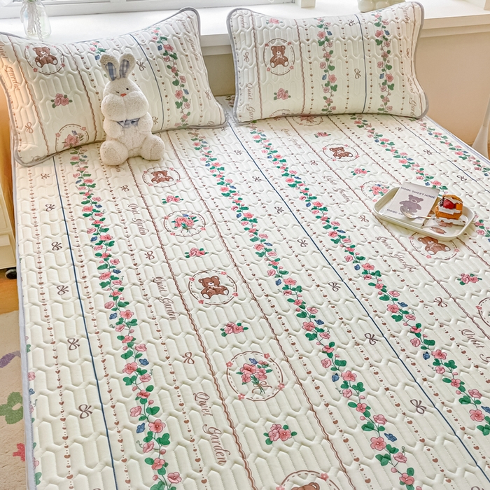 91家纺网 家纺一手货源 找家纺 柒月家居 2024新款贴身舒适厚度0.5小清新乳胶凉席花环小熊