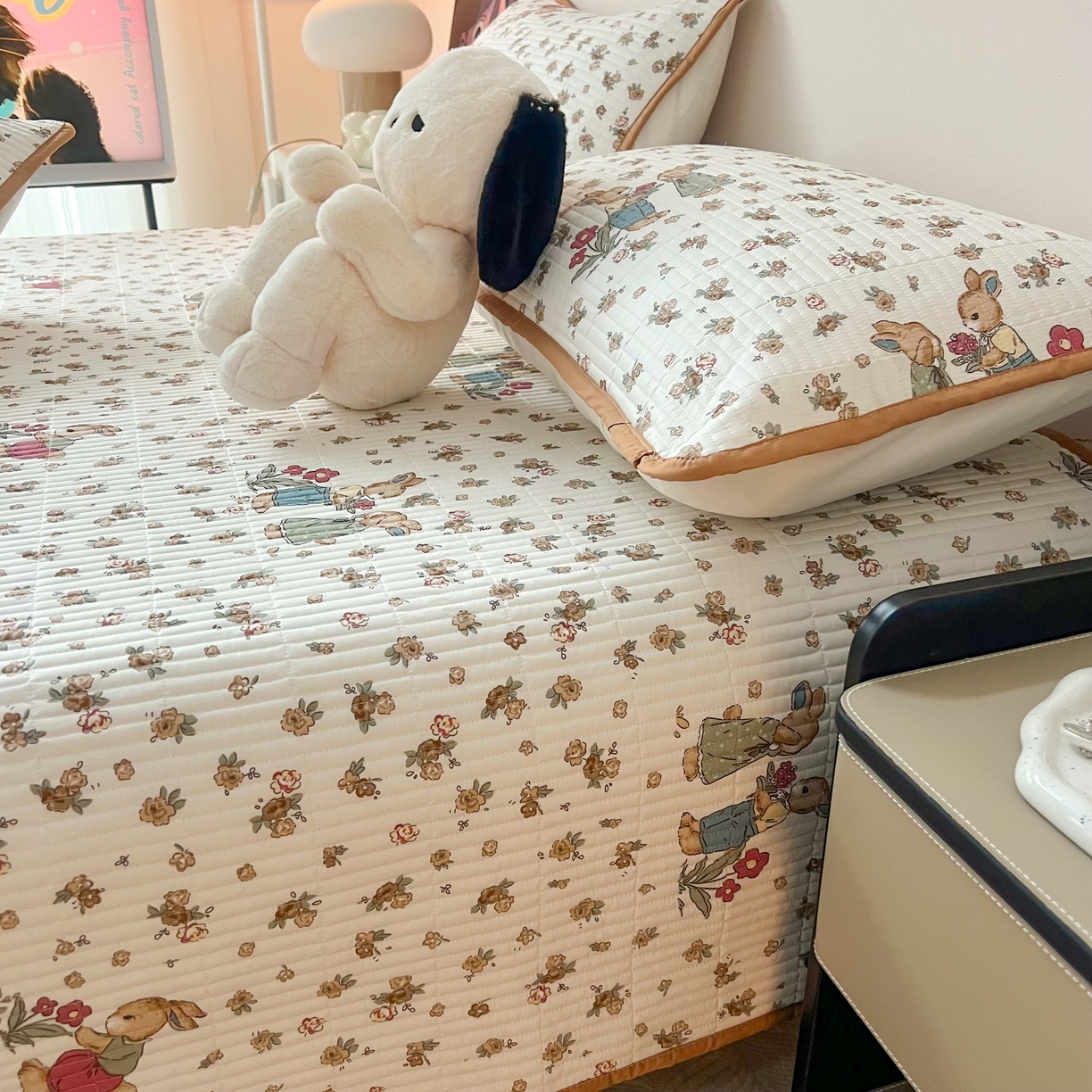 91家纺网 家纺一手货源 找家纺 HL原创 2024新款全棉印花床盖 咖色兔