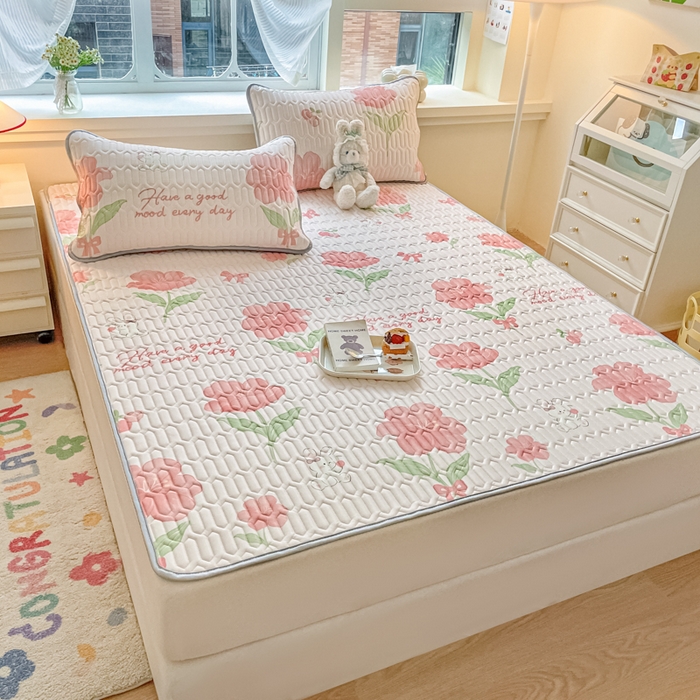 91家纺网 家纺一手货源 找家纺 柒月家居 2024新款贴身舒适厚度0.5小清新乳胶凉席 粉黛