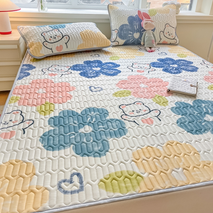 91家纺网 家纺一手货源 找家纺 柒月家居 2024新款贴身舒适厚度0.5小清新乳胶凉席花园小熊