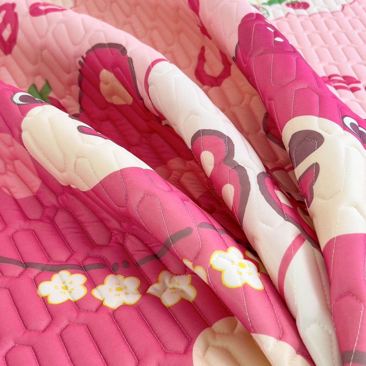 91家纺网 家纺一手货源 找家纺 希廷顿 2024新款加厚凉感丝乳胶凉席三件套 草莓熊