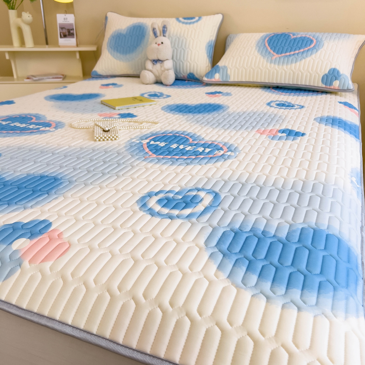 91家纺网 家纺一手货源 找家纺 希廷顿 2024新款加厚凉感丝乳胶凉席三件套 心相印