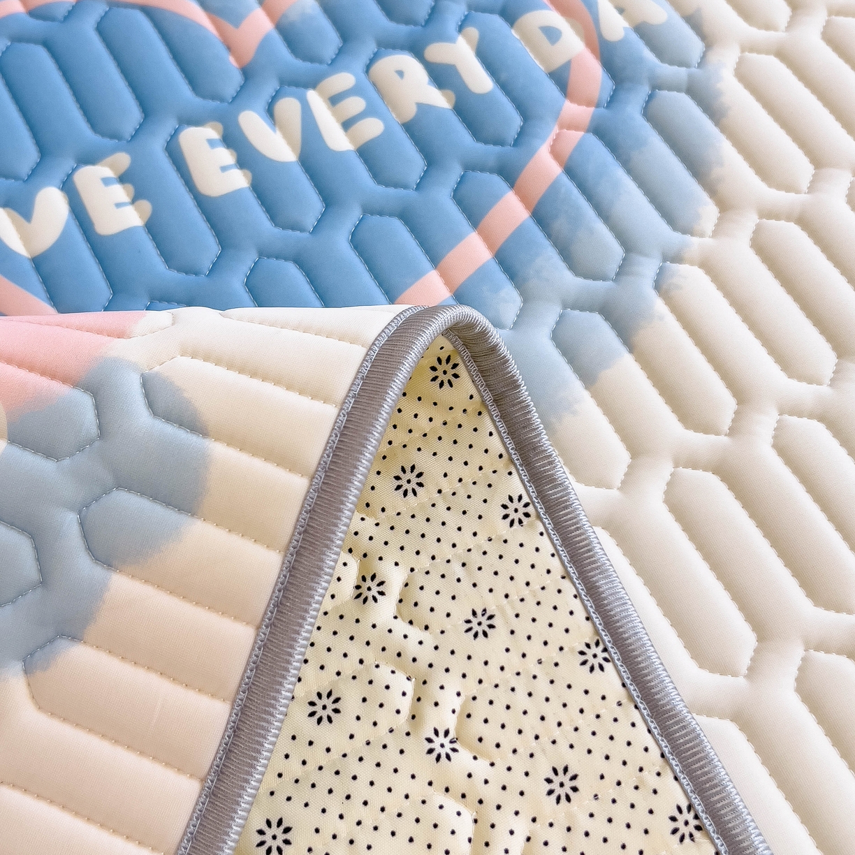 91家纺网 家纺一手货源 找家纺 希廷顿 2024新款加厚凉感丝乳胶凉席三件套 心相印