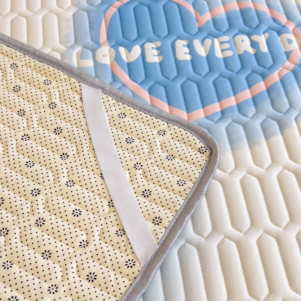 91家纺网 家纺一手货源 找家纺 希廷顿 2024新款加厚凉感丝乳胶凉席三件套 心相印