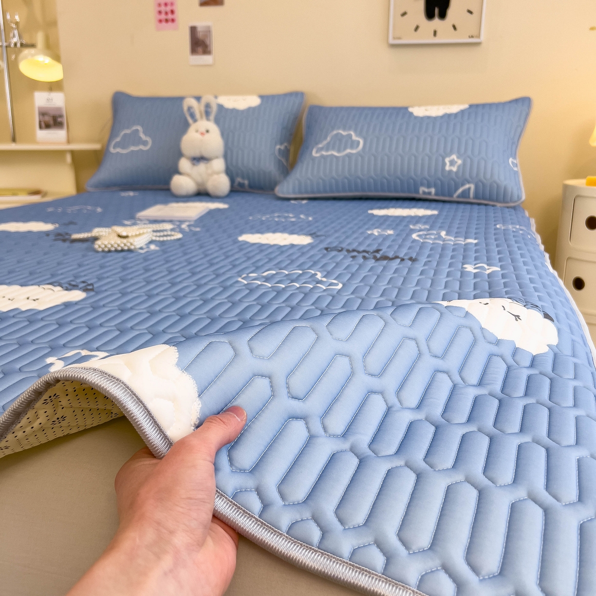 91家纺网 家纺一手货源 找家纺 希廷顿 2024新款加厚凉感丝乳胶凉席三件套 云之恋