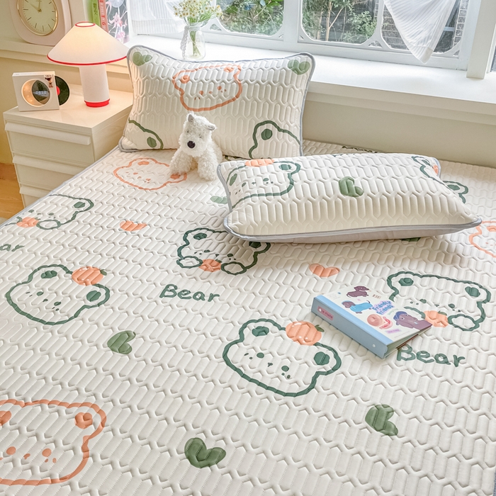 91家纺网 家纺一手货源 找家纺 柒月家居 2024新款贴身舒适厚度0.5小清新乳胶凉席 简约熊